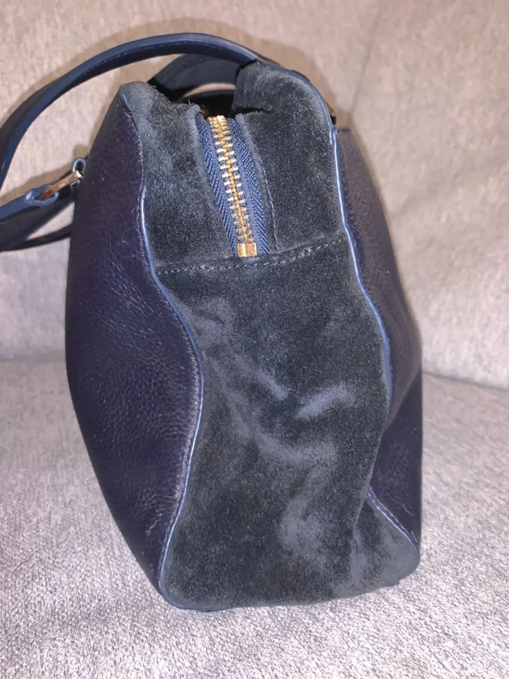 Tory Burch Black & Navy Blue Leather & Suede Top-Handle Shoulder Bag w/Gold Logo - Picture 5 of 12